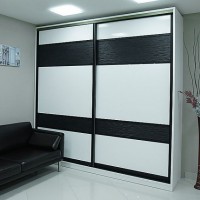 Шкаф-купе для одежды в офис из лакобеля с кожей