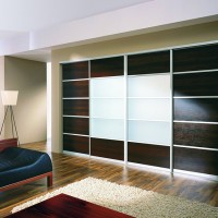 Шкаф-купе для гостиной из ДСП с лакобелем