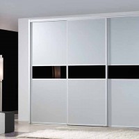 Шкаф-купе для гостиной из ДСП с лакобелем