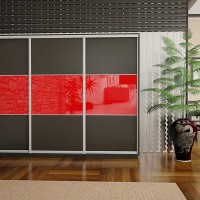 Шкаф-купе для гостиной из ДСП с лакобелем