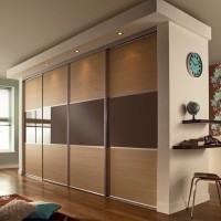 Шкаф-купе в гостиную из ДСП с лакобелем