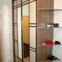 Шкаф-купе в прихожей из ДСП с зеркалами