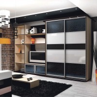 Шкаф-купе в зал с лакобелем и экокожей