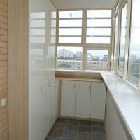 Распашной шкаф на балкон из лакобеля с дополнительными ящиками