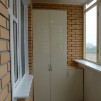 Распашной шкаф на балкон из лакобеля