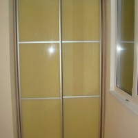 Шкаф-купе на балкон из лакобеля