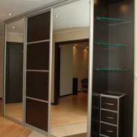 Зеркальный шкаф-купе из ДСП с комодом